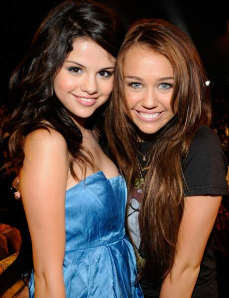 Les baby stars Selena Gomez et Miley Cyrus (méconnaissable) sont logiquement sorties avec… 
