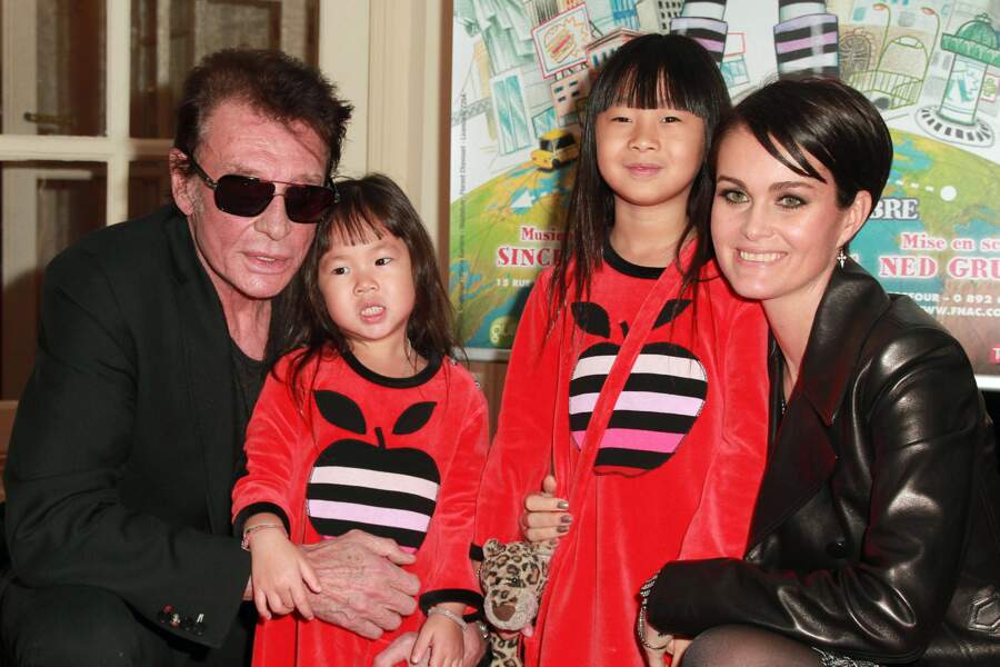 2011 : Johnny Hallyday, Laeticia Hallyday et leurs filles Jade et Joy au théâtre de Paris