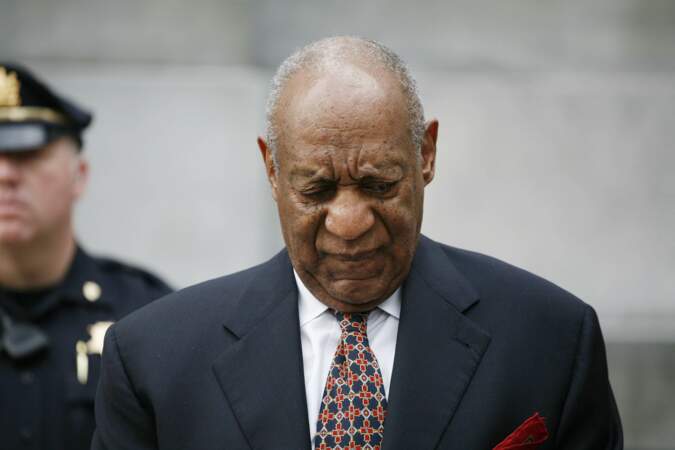 Bill Cosby bousculé à la sortie de son procès pour plusieurs agressions sexuelles
