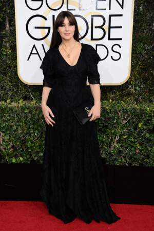 Golden Globes 2017 : Monica Bellucci, toujours en noir (ici en Ralph Lauren) mais toujours aussi belle
