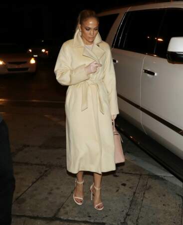 Do - Jennifer Lopez et son look beige
