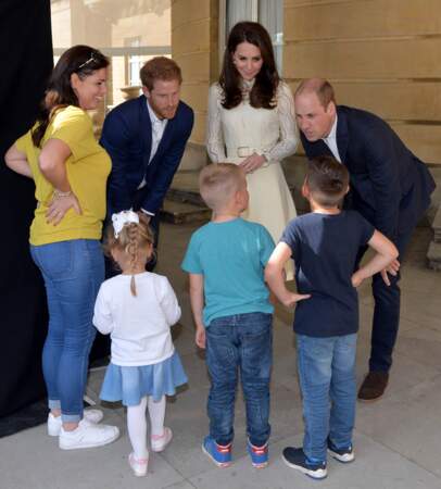 Kate, William et Harry ont accueilli les enfants à Buckingham