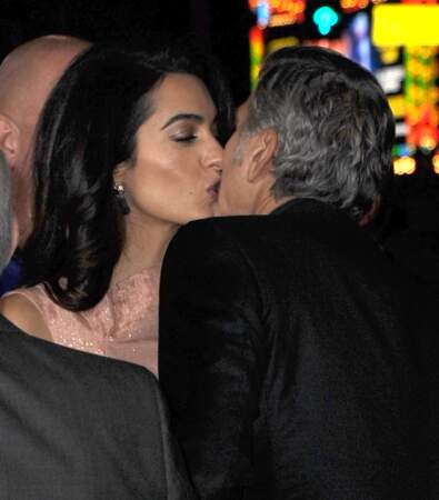 Le power couple se fait un power kiss (Amal et George Clooney)