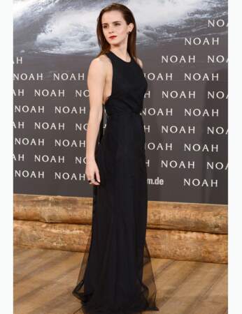Pour l'avant-première berlinoise de Noé, Emma Watson porte une robe noire très chic qui marque sa taille fine
