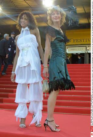 Noémie Lenoir en 2002. Elle porte un combipantalon à étages et bouffant. Pourquoi ?