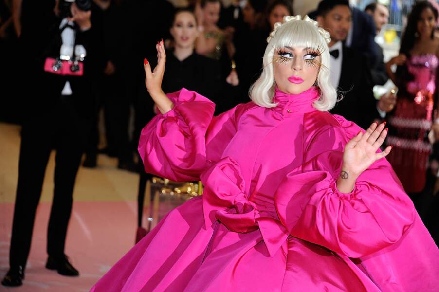 Lady Gaga osant le carré long lors du Met Gala