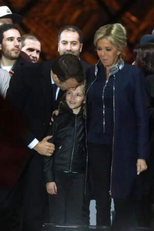 Le look de Brigitte Macron - 7 mai 2017 : lors de la victoire d'Emmanuel Macron au Louvre, à Paris