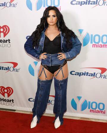 Don't : Demi Lovato et son jean découpé pour une allure un peu trop vulgaire 