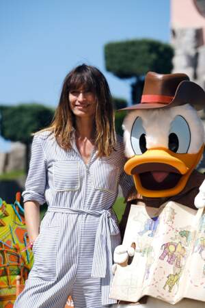 Caroline de Maigret souriante au côté de Donald Duck
