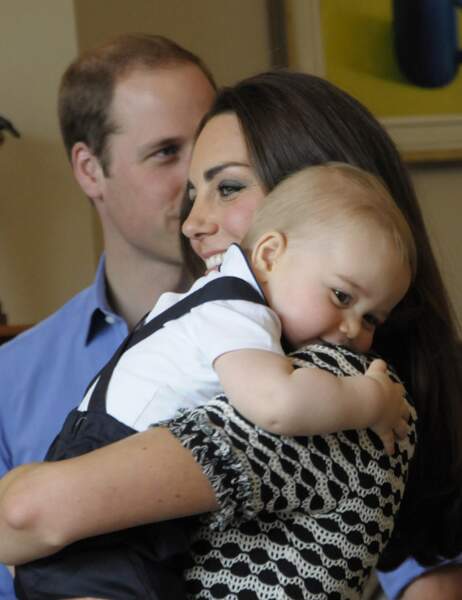 Le prince George dans les bras de sa maman