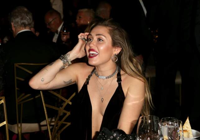 Miley Cyrus resplendissante dans sa robe noire décolletée à la cérémonie des G'Day USA