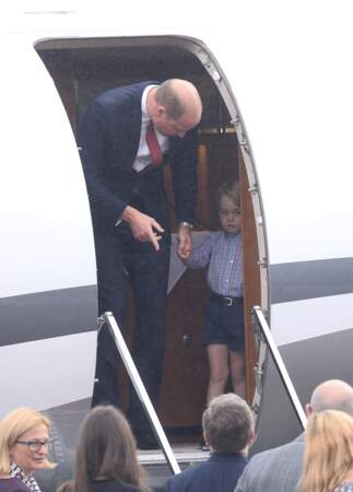 Le prince George fait la tête lors d’une visite officielle - Dès l'avion on savait que ça allait être tendu...