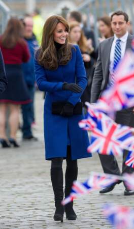 La leadeuse, Kate Middleton, super chic en visite au Dundee Rep Theatre