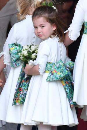 Charlotte de Cambridge a fait fondre les invités avec une petite robe blanche, ornée d'un gros noeud bleu-vert.