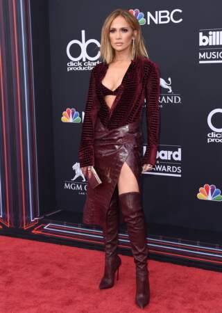 Don't - Jennifer Lopez dans un total look bordeaux