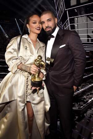 Rihanna aurait largué Drake en octobre suite à une tromperie. Il est aujourd'hui avec Jennifer Lopez