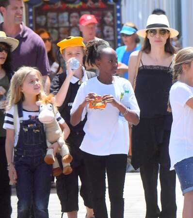 Angelina Jolie de sortie à Disneyland pour l’anniversaire de Vivienne et Knox