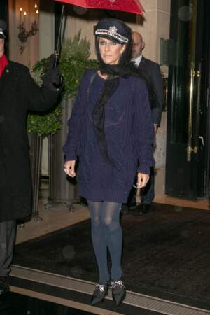 Céline Dion quitte l'hôtel Athénée de Paris habillée en Chanel