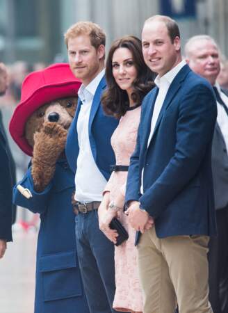 Kate Middleton en compagnie des princes William et Harry et de l'ours Paddington