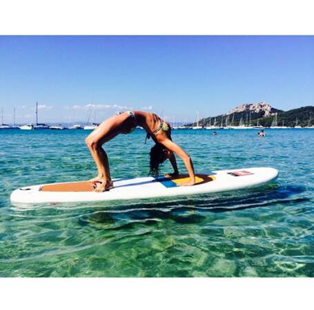 Laury Thilleman fait du yoga sur un paddle board