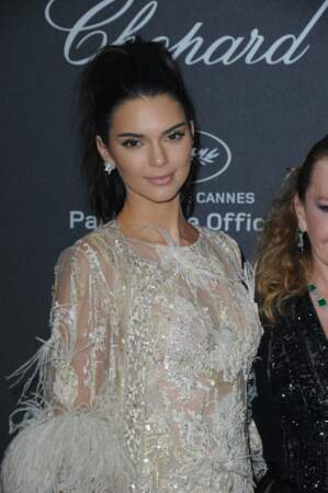Cannes 2016: Kendall Jenner heureuse d'être là dans sa robe en plumes d'autruches.