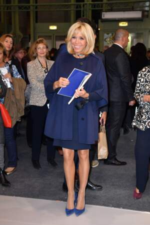 Brigitte Macron ultra chic en mini-robe bleu nuit pour l’ouverture de la FIAC