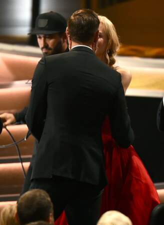 Emmy Awards 2017 : à l'écran ils jouent un couple alors Nicole Kidman se lève pour embrasser son partenaire