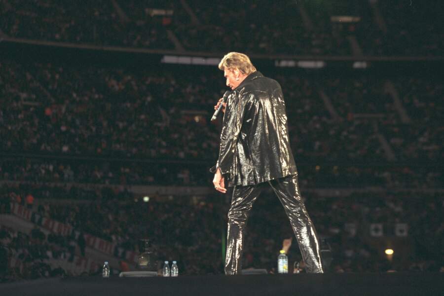1998 : même concert, Johnny Hallyday sort le total look cuir