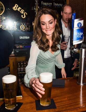 Kate Middleton et le prince William s'éclatent en servant des bières à Belfast