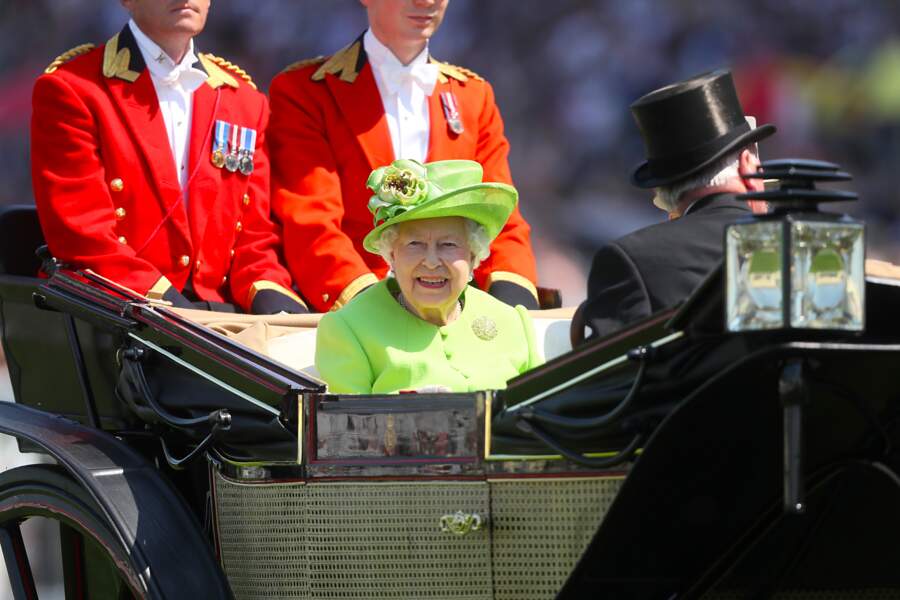 La reine Elizabeth n'a pas manqué de sourire à ses humbles sujets
