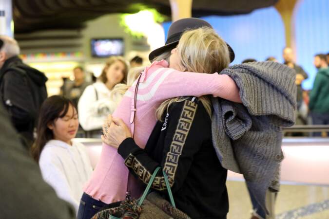 Laeticia Hallyday, Jade et Joy à l'aéroport de Los Angeles pour accueillir Françoise Thibault, le 3 février