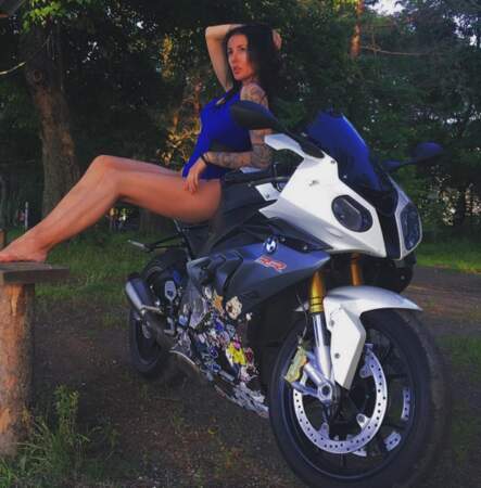 Une star d’Instagram, connue pour ses escapades déshabillées à moto, meurt dans un accident de la route