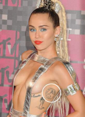 Tatouages de stars: Miley Cyrus s'est fait tatouer son chien Floyd (aujourd'hui décédé) sur le flanc