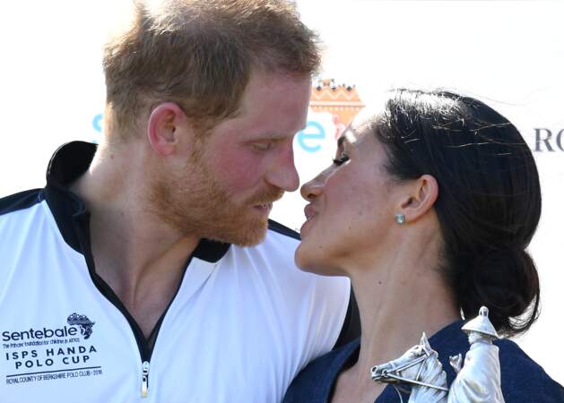 Le prince Harry et Meghan Markle s'embrassent pour la première fois en public depuis leur mariage