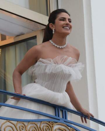 Au balcon de son hôtel, elle est apparue telle une princesse
