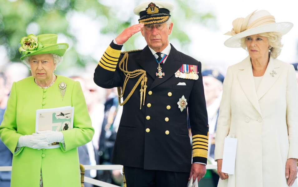 Elizabeth II, le prince Charles et Camilla assistent à une cérémonie du souvenir