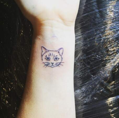 Tatouage poignet : la tête de chat de Sunny Sun @suunny____