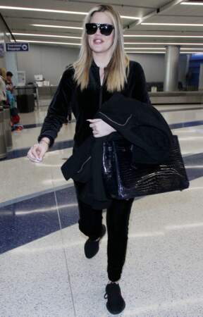 Khloe Kardashian tente de camoufler son baby bump à l’aéroport de Los Angeles