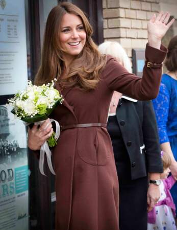 5 mars : Kate continue de porter des vêtements ceinturés, comme si de rien était