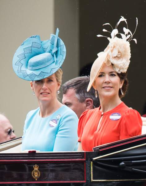 Royal Ascot : la comtesse Sophie de Wessex (en bleu) et la princesse Mary du Danemark