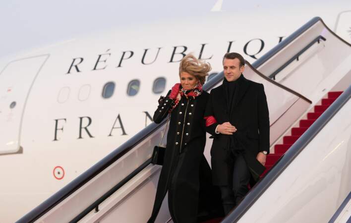 Emmanuel Macron et Brigitte Macron à la sortie de l'avion à Pékin