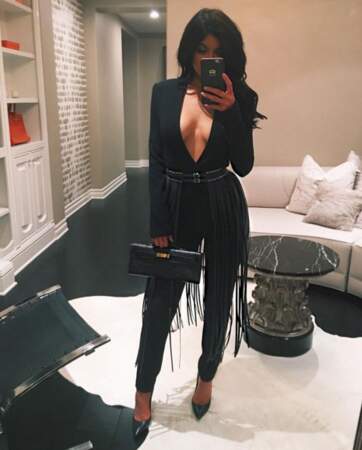 Kylie Jenner sexy en tenue à franges