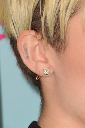 Le tatouage à l'oreille de Miley Cyrus