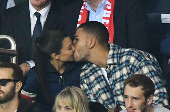 Les people au match PSG vs Bayern de Munich : Younes Bendjima et Kourtney Kardashian