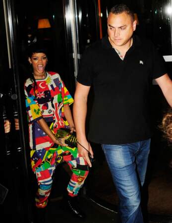 Photos: Rihanna s'amuse avec son garde du corps et un sac-zizi 