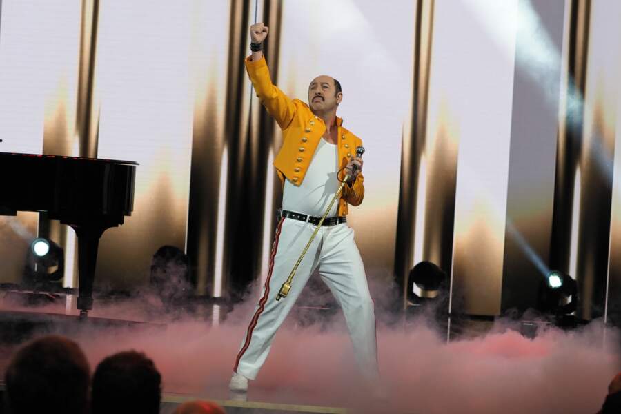 Kad Merad ouvre le bal en débarquant dans la peau de Freddie Mercury sur la scène de la Salle Pleyel