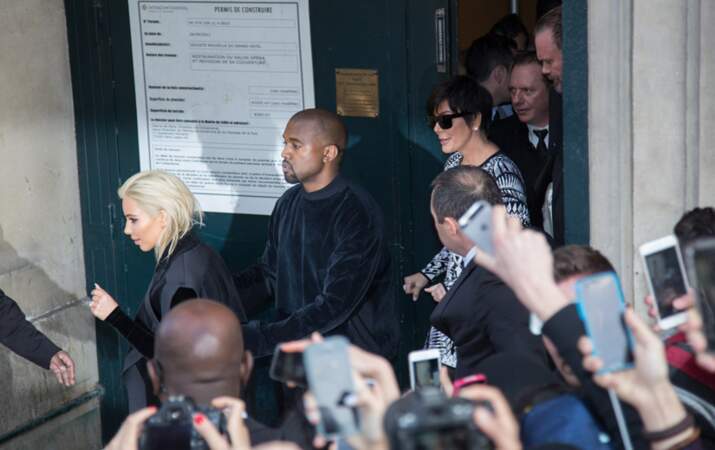 L'arrivée toujours discrète de Kim Kardashia, Kanye West et Kris Jenner