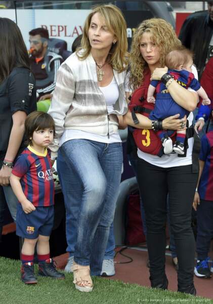 Shakira en famille avec son fils aîné Milo, Sasha le petit-dernier et sa belle-mère Montserrat