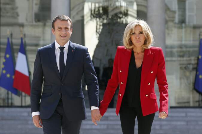 Brigitte Macron en blazer rouge Alexandre Vauthier