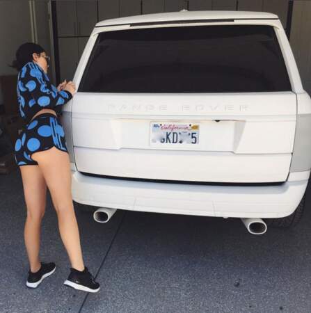 Kylie Jenner sexy en train de vérifier le niveau d'huile